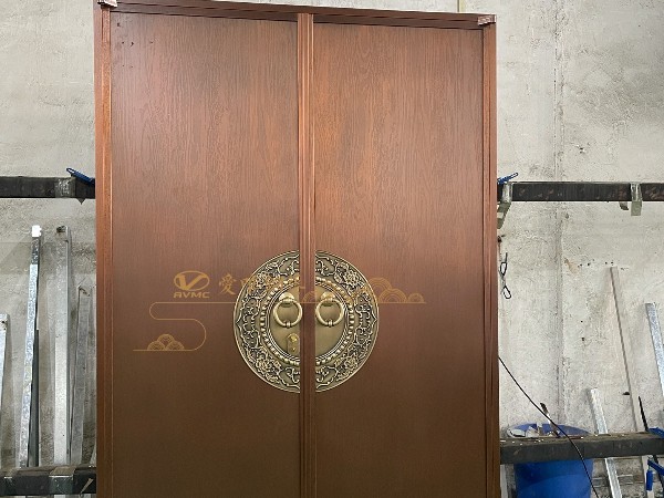 廣東佛山銅門(mén)廠家愛(ài)唯銅藝——中式銅門(mén)整版木紋效果